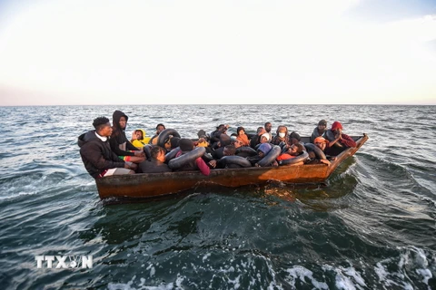 Người di cư lênh đênh trên Địa Trung Hải ở ngoài khơi bờ biển thành phố Sfax, Tunisia. (Ảnh: AFP/TTXVN)