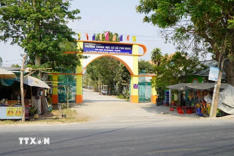 Trước cổng Trường THCS Phú Ninh (xã Phú Ninh, huyện Tam Nông, tỉnh Đồng Tháp) có nhiều tiệm tạp hóa. (Ảnh: Nhựt An/TTXVN)