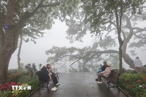 Sương mù mờ mịt tại Hồ Gươm. (Ảnh: Thanh Tùng/TTXVN)