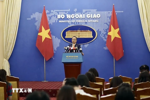 Phó Phát ngôn Bộ Ngoại giao Việt Nam Đoàn Khắc Việt trả lời câu hỏi của các cơ quan báo chí. (Ảnh: Quỳnh Anh/TTXVN phát)