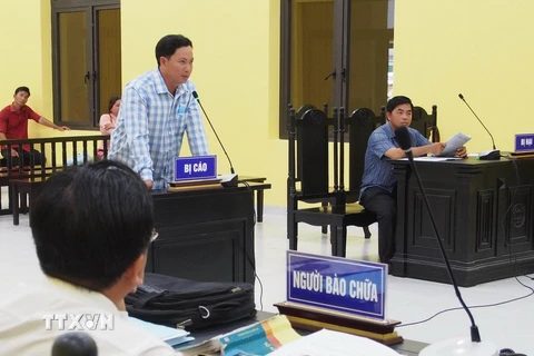 Bị cáo Huỳnh Quốc Nam trình bày tại phiên xét xử sơ thẩm vào chiều ngày 16/4. (Ảnh: Huỳnh Anh/TTXVN)