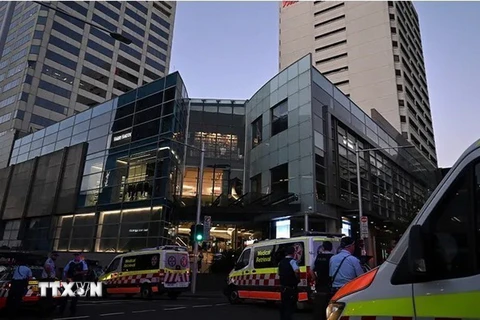 Cảnh sát phong tỏa bên ngoài trung tâm thương mại Westfield Bondi Junction ở Sydney, nơi xảy ra vụ tấn công bằng dao, ngày 13/4/2024. (Ảnh: AP/TTXVN)