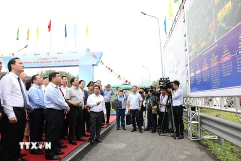 Thủ tướng Phạm Minh Chính xem bản đồ hướng tuyến dự án. (Ảnh: Dương Giang/TTXVN)