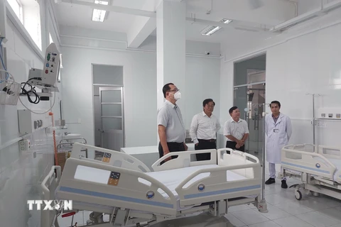 Lãnh đạo sở Y tế tỉnh Bạc Liêu kiểm tra tình hình hoạt động tại Bệnh viện Lao và bệnh Phổi tỉnh Bạc Liêu. (Ảnh tư liệu: Tuấn Kiệt/TTXVN)