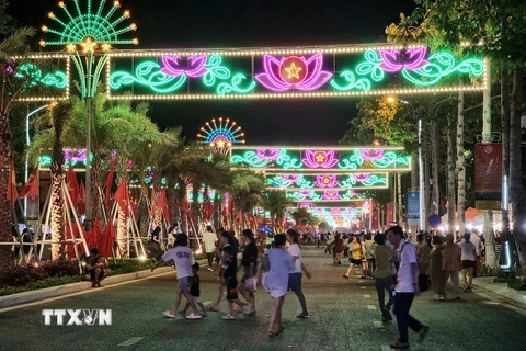 Không gian phố đi bộ về đêm trên đường 16 tháng 4 (thành phố Phan Rang - Tháp Chàm, Ninh Thuận). (Ảnh: Nguyễn Thành/TTXVN)
