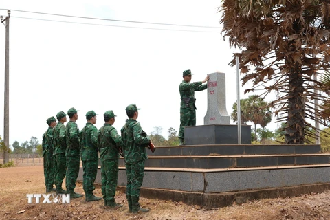 Cán bộ chiến sỹ Đồn biên phòng Tân Phú (Bộ đội Biên phòng tỉnh Tây Ninh) kiểm tra hiện trạng cột mốc giới quốc gia. (Ảnh: Minh Phú/TTXVN)