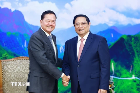 Thủ tướng Phạm Minh Chính tiếp Phó Thủ tướng Campuchia Neth Savoeun. (Ảnh: Dương Giang/TTXVN)