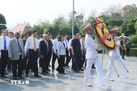 Đoàn đại biểu lãnh đạo, nguyên lãnh đạo Đảng, Nhà nước, Mặt trận Tổ quốc Việt Nam đến dâng hương, dâng hoa tưởng nhớ, tri ân các Anh hùng Liệt sỹ tại Nghĩa trang Liệt sỹ quốc gia A1. (Ảnh: Lâm Khánh/TTXVN)