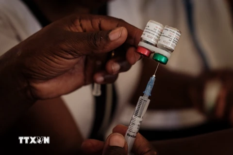 Một điểm tiêm vaccine ngừa bệnh sốt rét tại Gisambai, Kenya. (Ảnh: AFP/TTXVN)