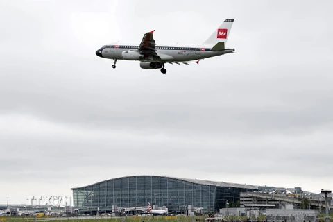 Máy bay của Hãng hàng không British Airways chuẩn bị hạ cánh xuống sân bay Heathrow ở London, Anh. (Ảnh: AFP/TTXVN)