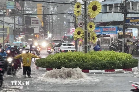 Một hố ga sụt lún do ngập xuất hiện gần chợ Thủ Đức (thành phố Thủ Đức, Thành phố Hồ Chí Minh). (Ảnh: TTXVN phát)