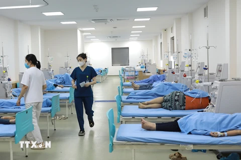 Các công nhân nhập viện do ngộ độc thực phẩm đang được điều trị tại Bệnh viện Hữu nghị Lạc Việt. (Ảnh: Hoàng Hùng/TTXVN)