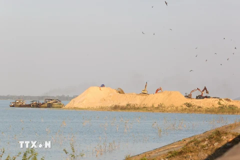 Hoạt động khai thác cát tại hồ Dầu Tiếng, Tây Ninh. (Ảnh: Giang Phương/TTXVN)