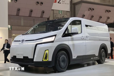 Một mẫu ôtô điện của hãng Toyoto được giới thiệu tại Tokyo, Nhật Bản, ngày 25/10/2023. (Ảnh: Kyodo/TTXVN)