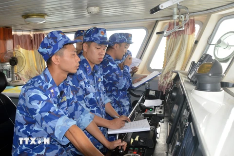 Chỉ huy lực lượng tuần tra Cảnh sát biển Việt Nam điện đàm với lực lượng tuần tra nước bạn. (Ảnh: Mạnh Thường/TTXVN phát)