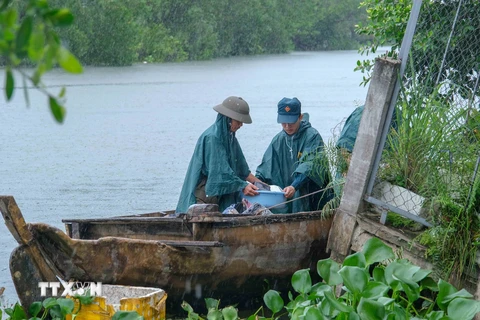 Trời mưa cộng thêm nước sông lên cao khiến việc tìm kiếm, trục vớt tài sản gặp không ít khó khăn. (Ảnh: Thanh Liêm/TTXVN)