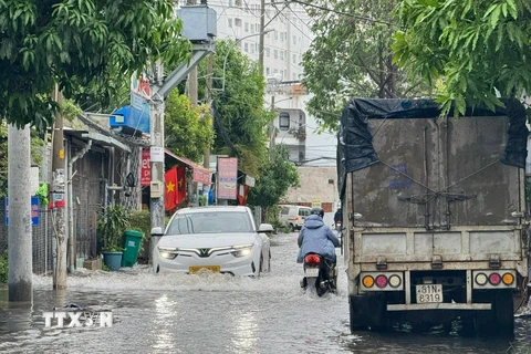 Nước ngập gần hết bánh xe mô tô trên Đường 12 (thành phố Thủ Đức, Thành phố Hồ Chí Minh). (Ảnh minh họa: Hồng Giang/TTXVN)