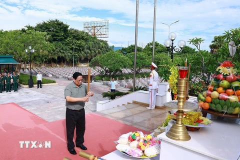 Thủ tướng Phạm Minh Chính dâng hương tại Nghĩa trang liệt sỹ Ba Dốc. (Ảnh: Dương Giang/TTXVN)