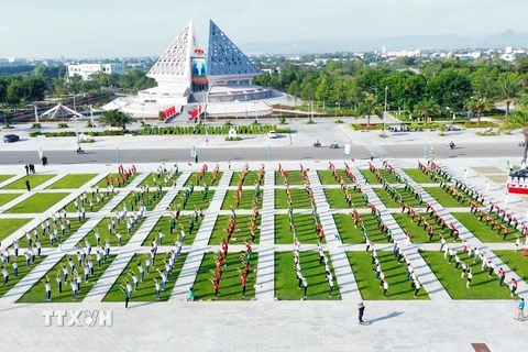 Hơn 1.000 người tham dự Chương trình Ngày Quốc tế Yoga lần thứ 10 năm 2024 tại Ninh Thuận. (Ảnh: Nguyễn Thành/TTXVN)
