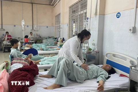 Các bác sỹ Bệnh viện đa khoa khu vực Long Khánh điều trị cho các bệnh nhân sau vụ ngộ độc. (Ảnh: Lê Xuân-TTXVN)