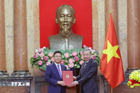 Chủ tịch nước Tô Lâm trao Quyết định bổ nhiệm cho Phó Thủ tướng Lê Thành Long. (Ảnh: Nhan Sáng/TTXVN)
