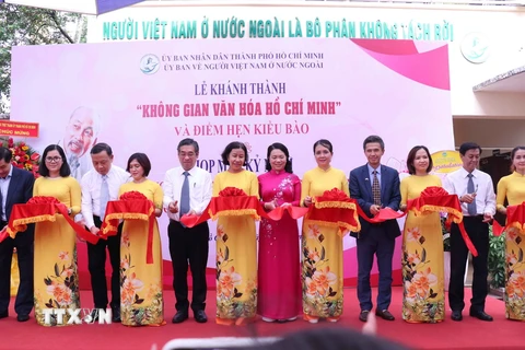 Ông Nguyễn Phước Lộc (thứ 5 từ trái sang), Phó Bí thư Thành ủy Thành phố Hồ Chí Minh cùng các đại biểu thực hiện nghi thức cắt băng khánh thành "Không gian văn hóa Hồ Chí Minh" và "Điểm hẹn kiều bào". (Ảnh: Xuân Khu-TTXVN)