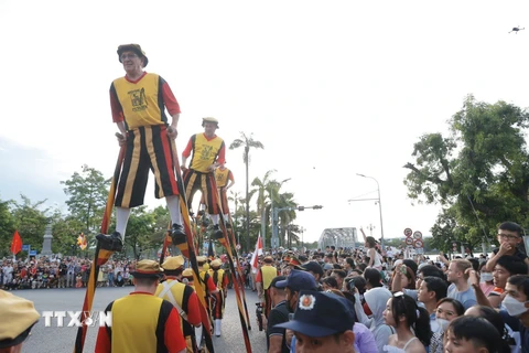 Đoàn nghệ thuật đến từ Bỉ biểu diễn đi cà kheo. (Ảnh: Minh Quyết/TTXVN)