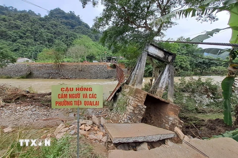 Cây cầu độc đạo vào thôn Lũng Cáng (xã Thuận Hòa, huyện Vị Xuyên, tỉnh Hà Giang) bị hư hỏng sau lũ. (Ảnh: Đức Thọ/TTXVN)