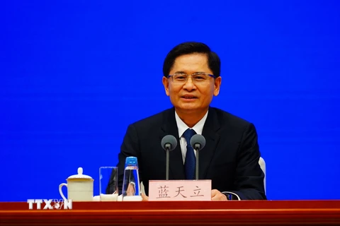 Chủ tịch Khu tự trị dân tộc Choang Quảng Tây Lam Thiên Lập (Lan Tianli) trả lời phóng vấn phóng viên báo chí Việt Nam thường trú tại Bắc Kinh. (Ảnh: TTXVN phát)
