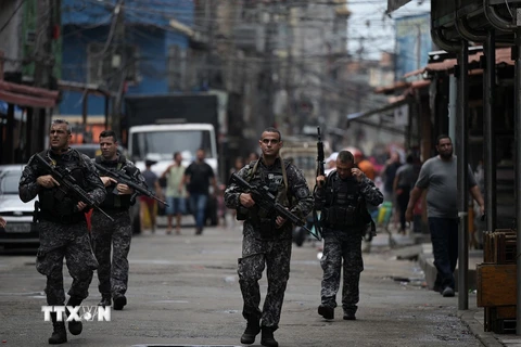 Cảnh sát Brazil tuần tra trên đường phố tại Rio de Janeiro ngày 9/10/2023. (Ảnh minh họa: AFP/TTXVN)