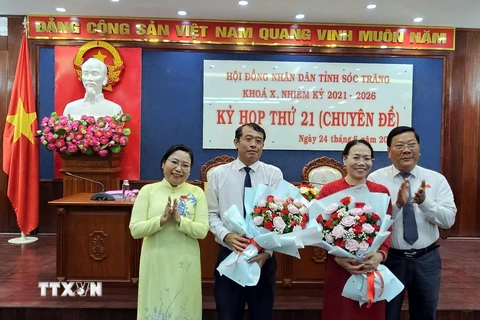 Ông Nguyễn Văn Khởi (đứng thứ 2 từ trái qua), tân Phó Chủ tịch Ủy ban Nhân dân tỉnh Sóc Trăng nhận hoa chúc mừng. (Ảnh: Trung Hiếu/TTXVN)