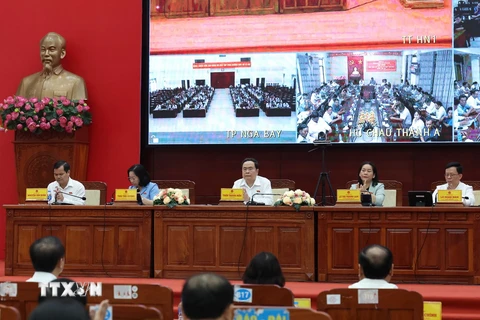 Chủ tịch Quốc hội Trần Thanh Mẫn và Đoàn Đại biểu Quốc hội tỉnh Hậu Giang tiếp xúc cử tri theo hình thức trực tiếp và trực tuyến. (Ảnh: Thống Nhất/TTXVN)