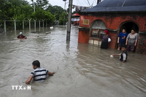 Ngập lụt trên đường phố do mưa lớn khiến nước sông tràn bờ ở Kathmandu, Nepal ngày 8/8/2023. (Ảnh: AFP/TTXVN)