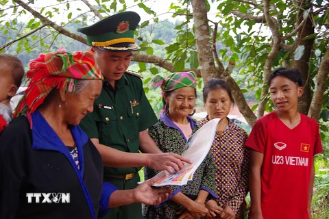 Bộ đội Biên phòng tỉnh Điện Biên tuyên truyền về Luật Biên phòng Việt Nam, Luật phòng, chống mua bán người... cho người dân huyện Nậm Pồ. (Ảnh minh họa: TTXVN phát)