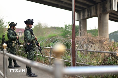 Binh sỹ Thái Lan gác gần cửa khẩu Tak ở huyện Mae Sot, biên giới với Myanmar ngày 10/4/2024. (Ảnh: AFP/TTXVN)