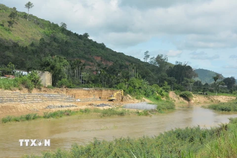 Người dân xã Hòa Phong, huyện Krông Bông lo ngại việc khai thác cát của Công ty TNHH xây dựng Ngọc Hùng sẽ gây sạt lở, ảnh hưởng đến nhà ở và đất canh tác ven sông Krông Bông. (Ảnh: Tuấn Anh/TTXVN)