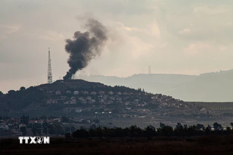 Khói bốc lên sau vụ tấn công của Phong trào Hezbollah nhằm vào một tiền đồn quân sự Israel ở Metulla, giáp với miền Nam Liban. (Ảnh: AFP/TTXVN/TTXVN)