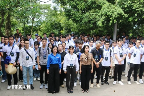 Đoàn thanh niên kiều bào dâng hương tưởng niệm các Vua Hùng tại Khu Di tích lịch sử Quốc gia đặc biệt Đền Hùng, thành phố Việt Trì, tỉnh Phú Thọ. (Ảnh: TTXVN phát)