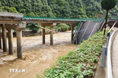 Hiện trường vụ sập cầu cao tốc ở huyện Tạc Thủy, thành phố Thương Lạc, tỉnh Thiểm Tây (Trung Quốc) ngày 20/7/2024. (Ảnh: THX/TTXVN)