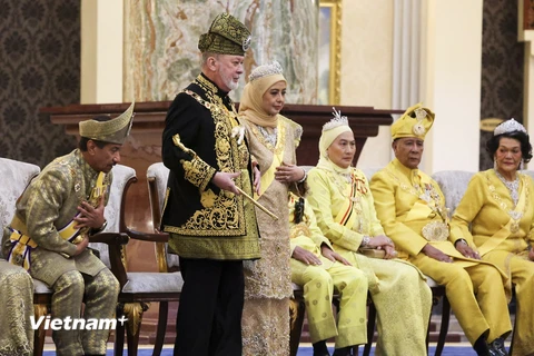 Quốc vương Malaysia Sultan Ibrahim và Hoàng hậu Raja Zarith Sofiah Idris Shah trong trang phục nghi lễ Hoàng cung cùng bước lên ngai vàng trong lễ đăng quang ở Kuala Lumpur, ngày 20/7/2024. (Ảnh: AFP/TTXVN)