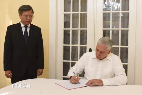 Bí thư thứ Nhất Ban Chấp hành Trung ương Đảng, Chủ tịch Cuba Miguel Díaz-Canel Bermúdez ghi sổ tang. (Ảnh: Việt Hùng/TTXVN)