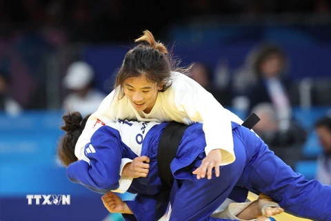 Võ sỹ judo Hoàng Thị Tình cố gắng ngăn cản đòn đánh của đối phương. (Ảnh: Hoàng Linh/TTXVN)