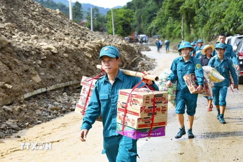 Các lực lượng tham gia vận chuyển đồ cứu trợ cho người dân vùng lũ Điện Biên. (Ảnh: Xuân Tư/TTXVN)