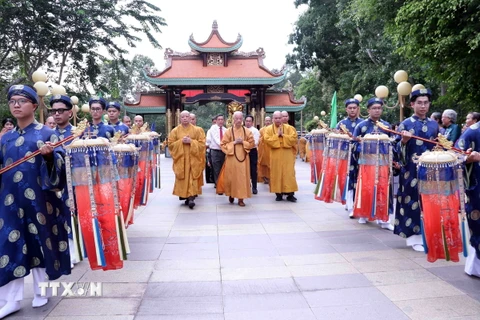 Nghi lễ Phật giáo rước linh vị các Anh hùng liệt sỹ tại Thành phố Hồ Chí Minh. (Ảnh: Xuân Khu/TTXVN)