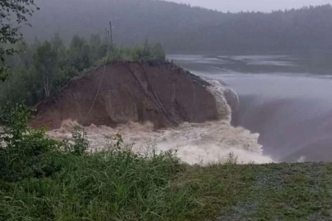 Vỡ đập tại Nga. (Nguồn: The Moscow Times)