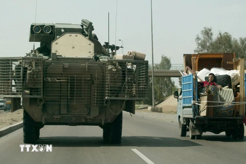 Xe quân sự Mỹ di chuyển trên tuyến đường cao tốc tới khu vực Taji, gần thủ đô Baghdad. (Ảnh: AFP/TTXVN)