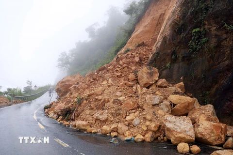 Những khu vực sạt lở ta luy dương với lượng lớn đất đá tràn xuống đường gây ảnh hưởng và mất an toàn cho phương tiện tham gia giao thông trên tuyến Tỉnh lộ 129 đoạn qua bản Can Tỷ, xã Ma Quai, huyện Sìn Hồ, Lai Châu. (Ảnh: Quý Trung/TTXVN)