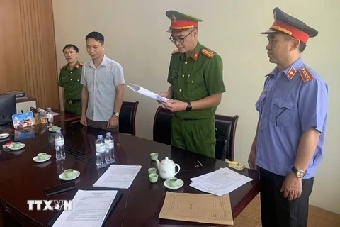 Thi hành Lệnh khám xét nơi làm việc đối với bị can Phạm Văn Hồng. (Ảnh: Viện Kiểm sát Nhân dân tỉnh Thanh Hóa/TTXVN phát)