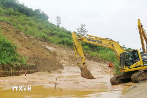 Khắc phục hậu quả sạt lở đất tại Km80+600, Quốc lộ 279 đoạn thuộc thôn Bông 1 - 2, xã Bảo Hà, huyện Bảo Yên, tỉnh Lào Cai. (Ảnh: Hồng Ninh/TTXVN)