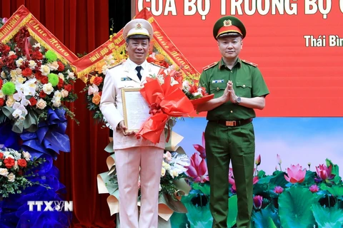 Thiếu tướng Nguyễn Ngọc Lâm, Thứ trưởng Bộ Công an trao quyết định của Bộ trưởng Bộ Công an cho Đại tá Trần Xuân Ánh. (Ảnh: Thế Duyệt/TTXVN)